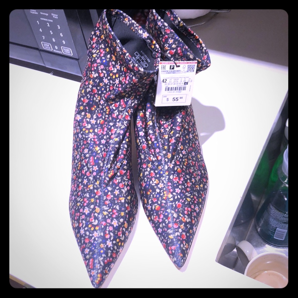 Brand new never worn ZARA BOOTIES SIZE 42